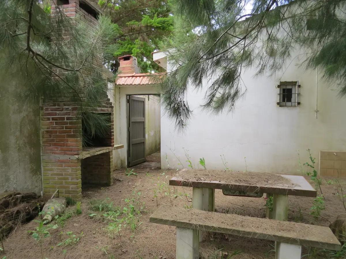 ¡Amplia casa con doble patio y excelente ubicación! – Calle 10 N°395, esquina 7, Las Toninas - Imagen 1