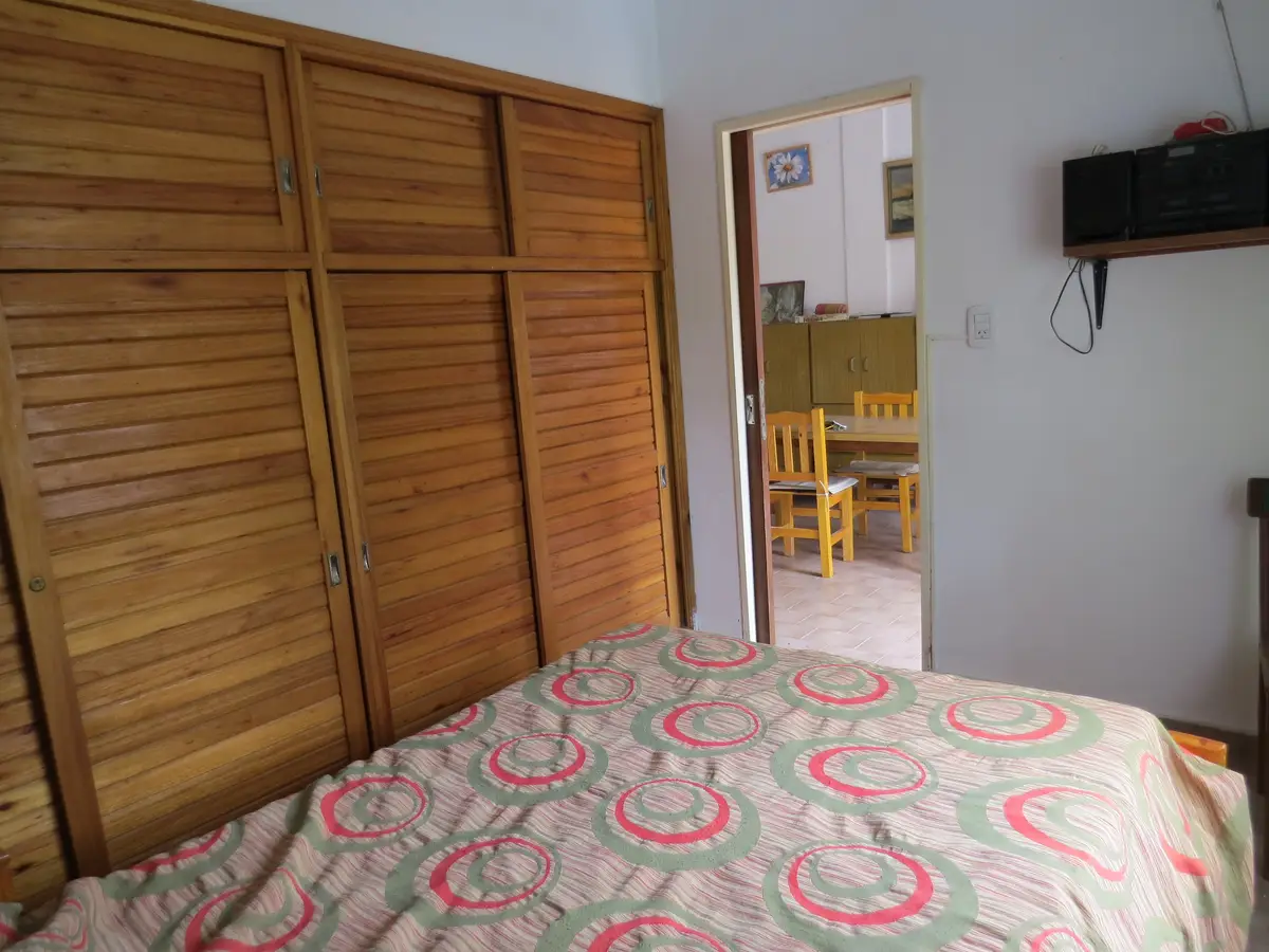 ¡Amplia casa con doble patio y excelente ubicación! – Calle 10 N°395, esquina 7, Las Toninas - Imagen 2