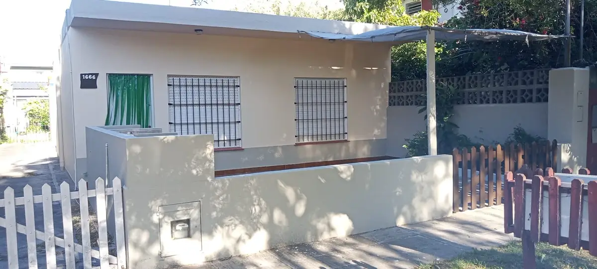 Casa con patio y parrilla - Imagen 1