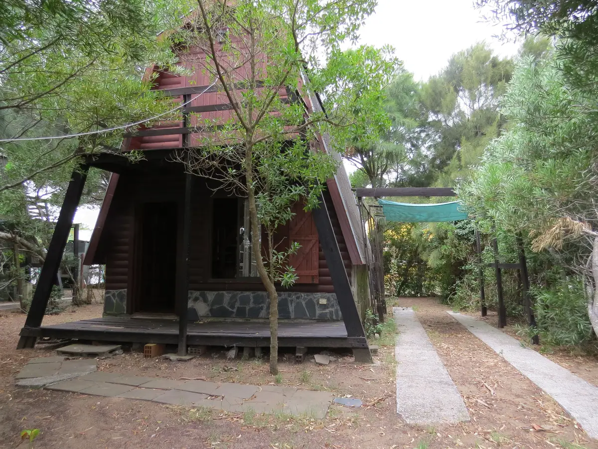 Complejo de Cabañas Alpinas + Lote Libre Frente a los Médanos – Calle 58 N°197, Costa Chica - Imagen 1