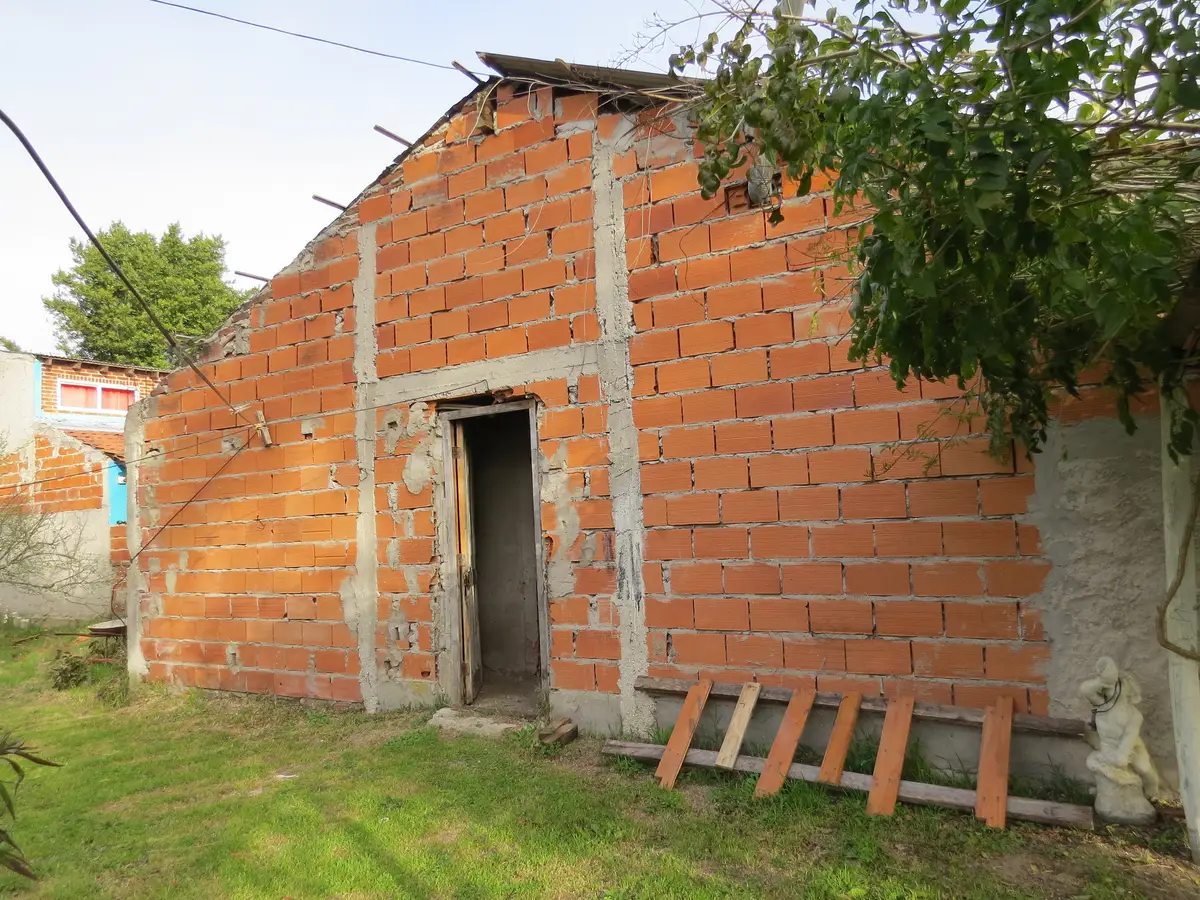 Ideal para Vivienda Multifamiliar e Inversión – Amplio Lote con 3 Construcciones - Imagen 4