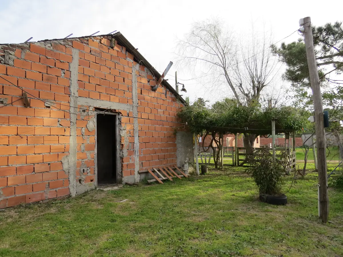 Ideal para Vivienda Multifamiliar e Inversión – Amplio Lote con 3 Construcciones - Imagen 5