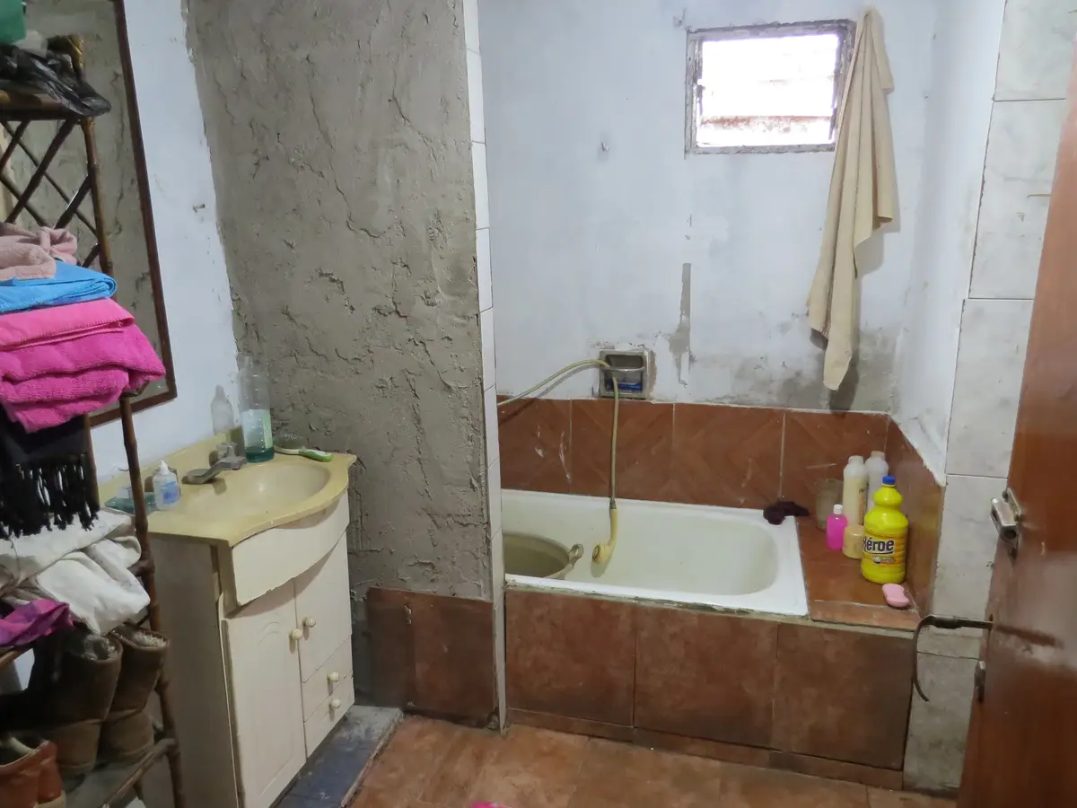 Ideal para Vivienda Multifamiliar e Inversión – Amplio Lote con 3 Construcciones - Imagen 10