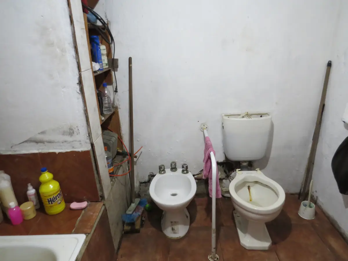 Ideal para Vivienda Multifamiliar e Inversión – Amplio Lote con 3 Construcciones - Imagen 11
