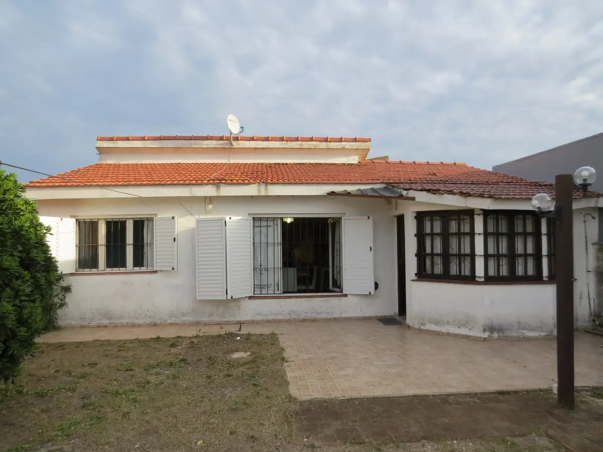 Amplio Chalet con Gran Parque, Quincho y Excelente Ubicación – Las Toninas
