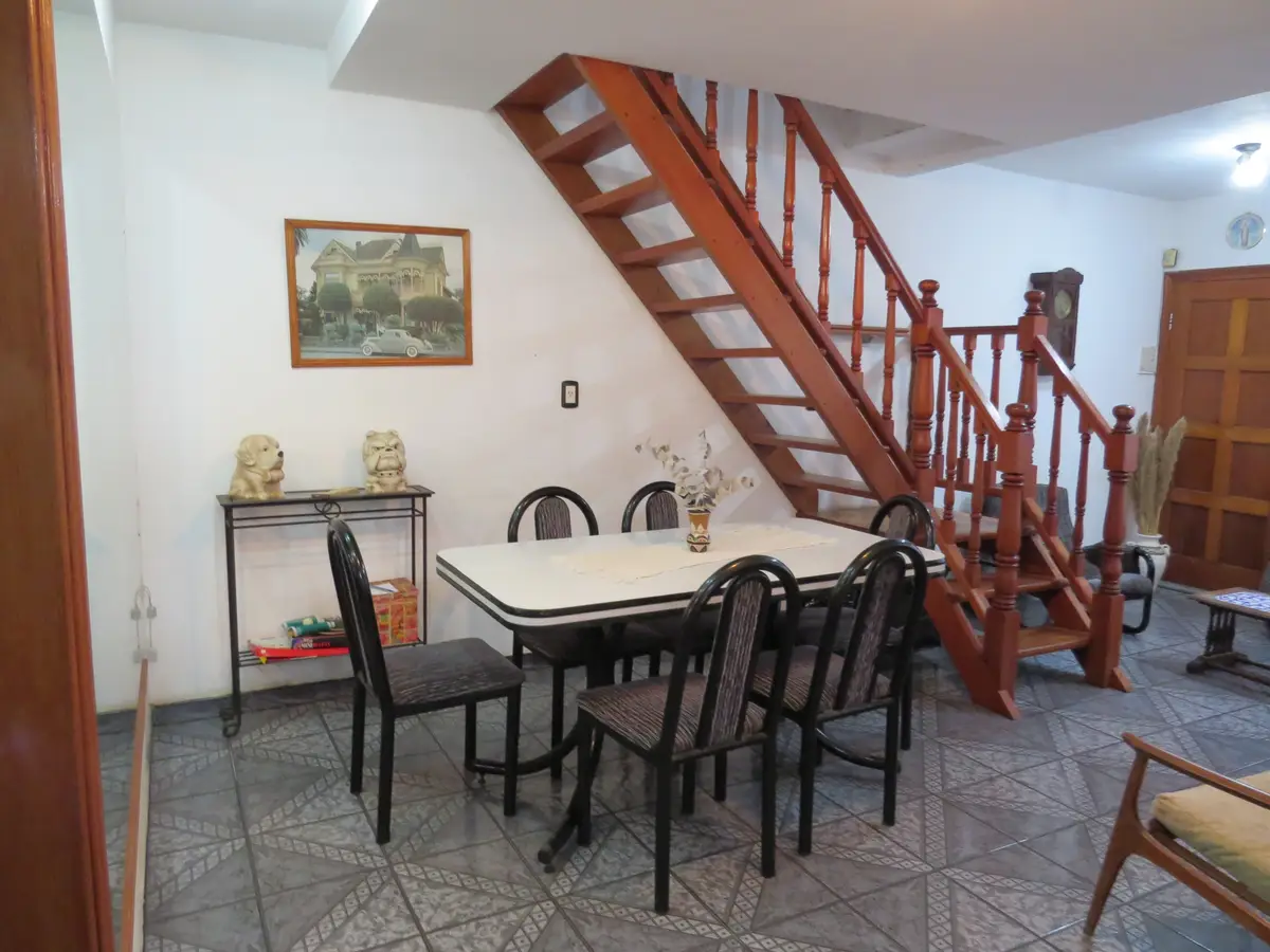 Dúplex de Dimensiones Extraordinarias con Jardín, Balcón y Espacio para Varios Vehículos - Imagen 1