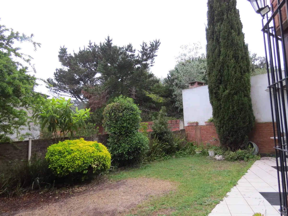 Dúplex de Dimensiones Extraordinarias con Jardín, Balcón y Espacio para Varios Vehículos - Imagen 4