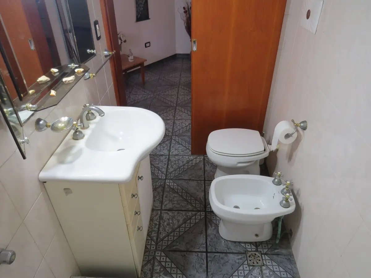 Dúplex de Dimensiones Extraordinarias con Jardín, Balcón y Espacio para Varios Vehículos - Imagen 10