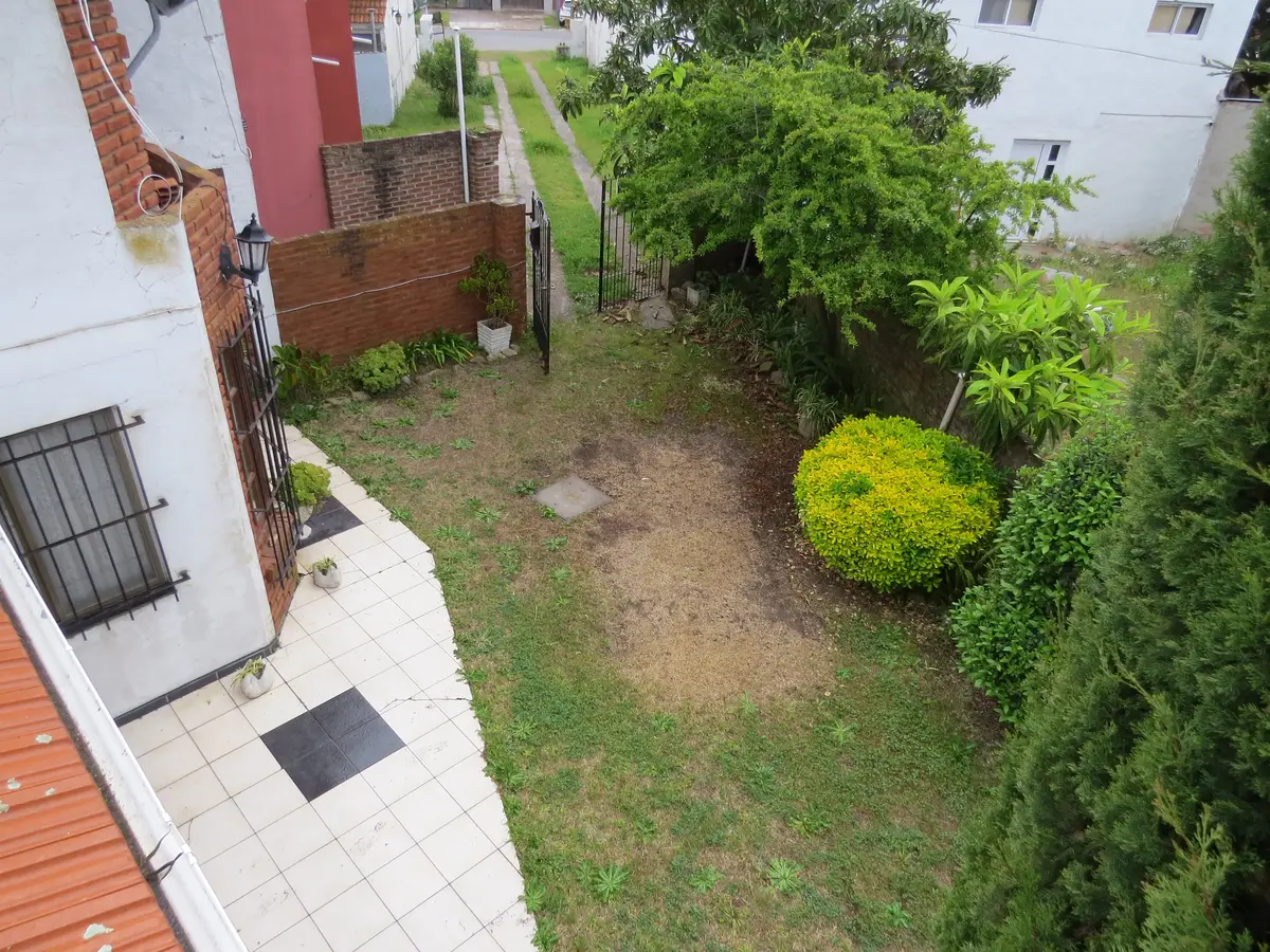 Dúplex de Dimensiones Extraordinarias con Jardín, Balcón y Espacio para Varios Vehículos - Imagen 4